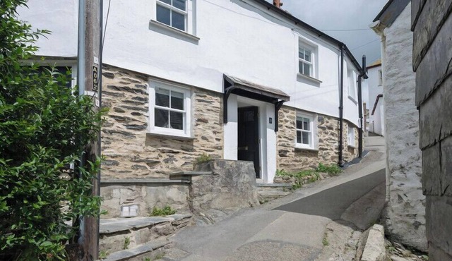BRE COTTAGE, pet friendly, character holiday cottage in Port Isaac