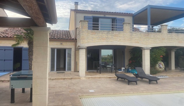 Breathtaking view of Uzes and the Cévennes mountains