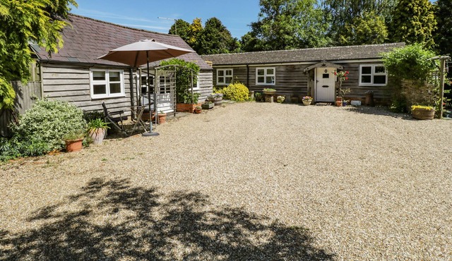 BREACH COTTAGE, pet friendly, character holiday cottage in Urchfont