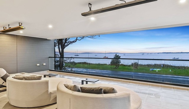 Breach House Rhyll with spa, sauna, plunge pool, EV charger