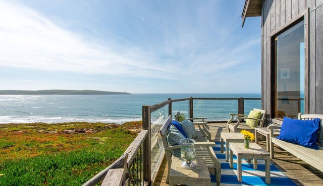 Breaking Waves-Front Row Seats to Sunsets, Surfers & Dolphins/Walk 2 Beach!