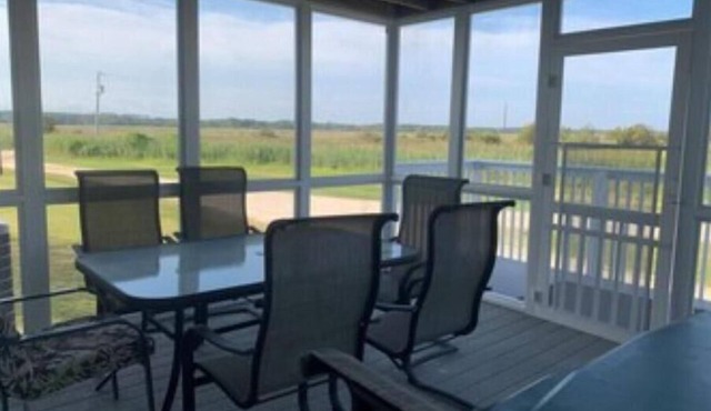 Breath-Taking Family Retreat On The Water!