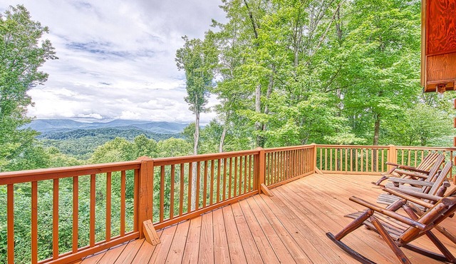 Breath-taking long-range views nestled in the heart of the Great Smoky Mountains