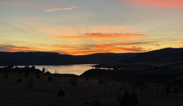 Breath Taking view of the Lake In This Cozy Newly Remolded Room With Kitchenette