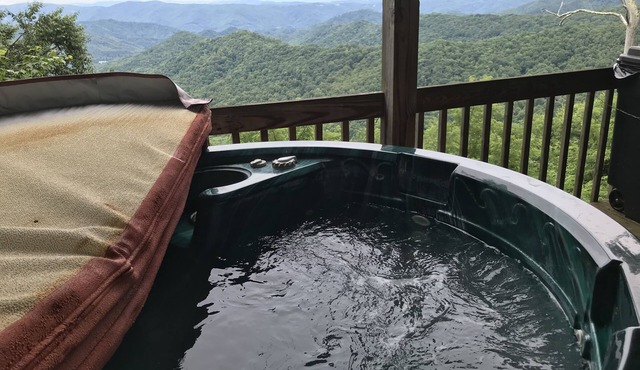 Breath Taking View of the Highlands of the Roan with Hot Tub and Pool Table