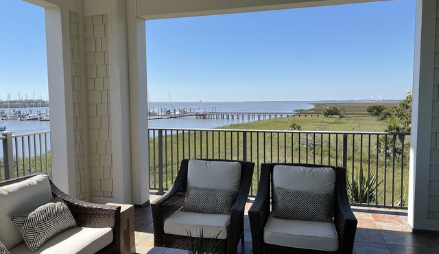 Breath taking water views with huge lani