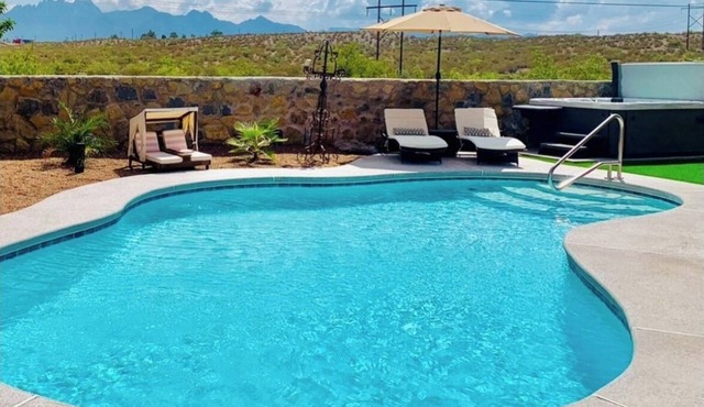 Breathe Taking Mountain View: Pool, Hot Tub, Arcade Room & Amazing Views!