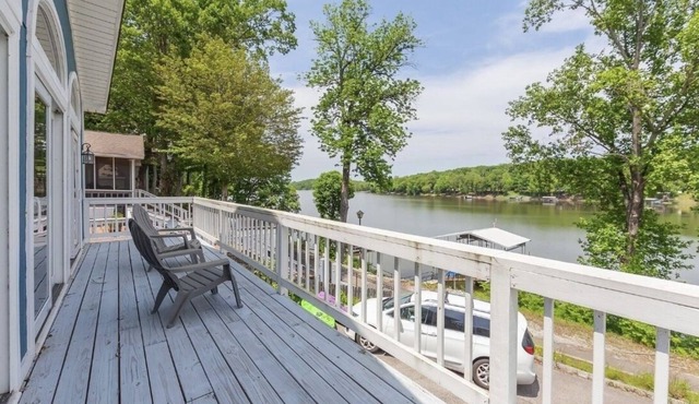 Breathe taking views & sleeps 14 at our Lake house at Beaverdam TN River KY Lake