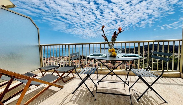 Breathtaking view of Cap-Ferrat and the sea, studio with balcony and parking, A/C