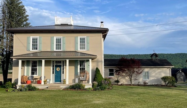 Breathtaking country home minutes to town-Great PSU football weekend house!