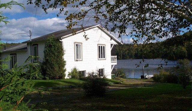Breathtaking waterfront cottage 20 minutes from National Park and Ski Station