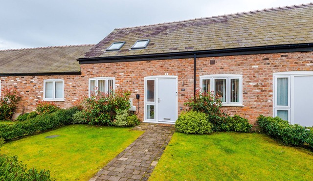 Breathtaking 2 bed property with parking close to Chester Racecourse!