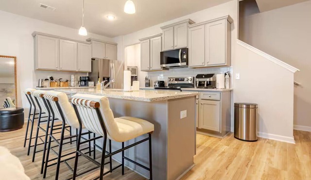 Breathtaking 4Bd Townhome, 12 Mins from Airport, 25 Mins from World Cup Stadium!