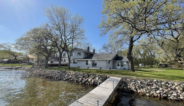 Breathtaking! 4BR/3BA Cabin - 30ft from lakeshore on Alexandria Chain of Lakes