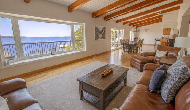 Breathtaking 5 bedroom Waterfront Home With Hot Tub!