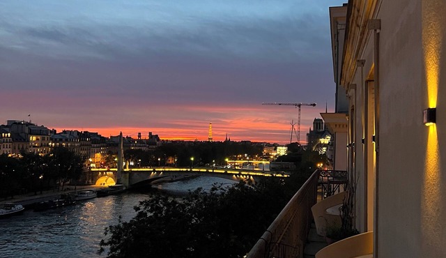 Breathtaking Artistic 2 Bedrooms on the Seine