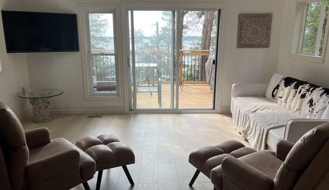 Breathtaking Bay of Quinte views, cottage in the woods!