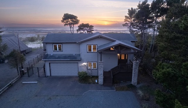 Breathtaking Beach Views, Pet Friendly, Huge Deck w/Hot Tub, Private Fire-Pit, Steps From Ocean