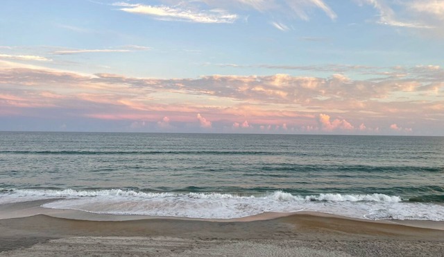 Breathtaking Beachfront View! Sleeps 8, Spacious Patios & Dog-Friendly