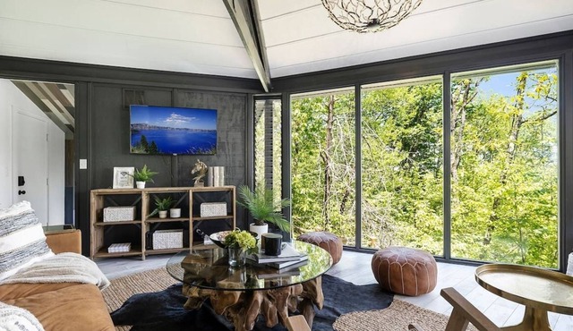 Breathtaking Boutique Treehouse Nestled in the Clouds