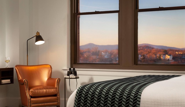 Breathtaking City Views -Free Wifi -Historic Hotel Close to Restaurants & More!