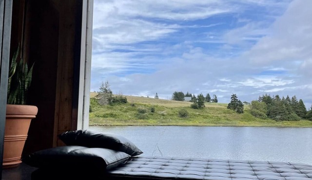 Breathtaking contemporary cottage in a south shore beach paradise