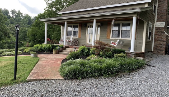 Breathtaking Country Paradise with hot tub where you can unplug in nature