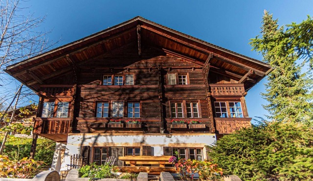 Breathtaking Eiger views, 300 year old chalet