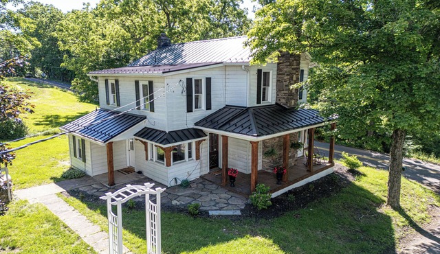 Breathtaking farmhouse with 4 bedrooms, Fishing, Kayaking, 6 acre pond!