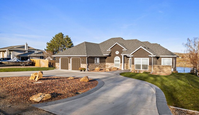 Breathtaking Getaway on the Snake River in the Sunnyslope Wine Region!