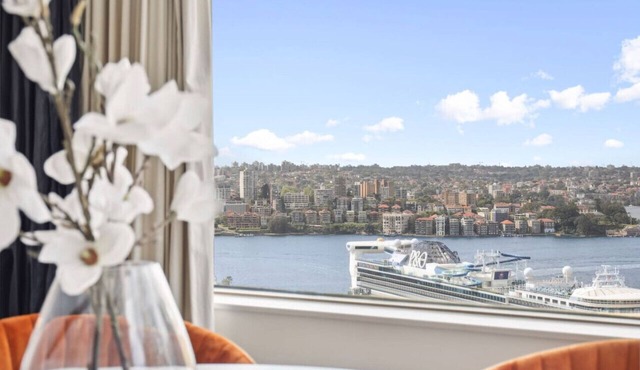 Breathtaking Harbour Bridge Views in Prime Locale!