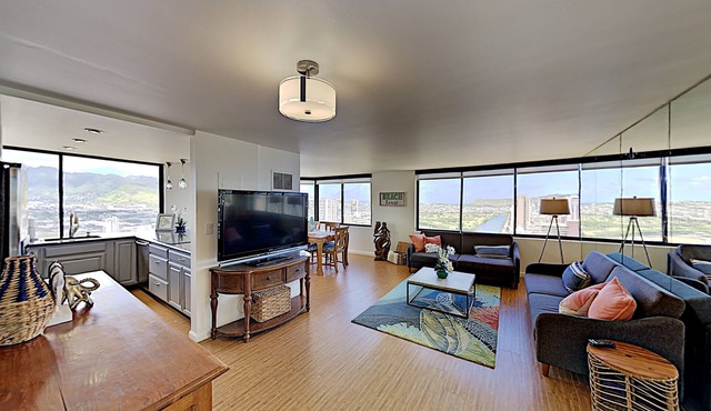 Breathtaking Hawaiian Monarch 2-Bedroom Penthouse