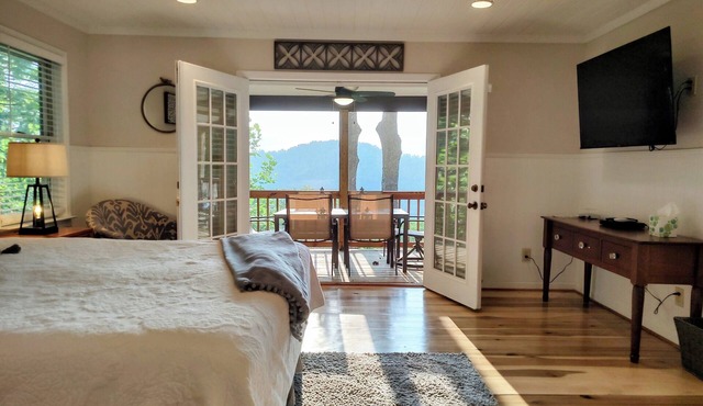Breathtaking home with Astonishing Mountain Panoramic Views! Dog Friendly!