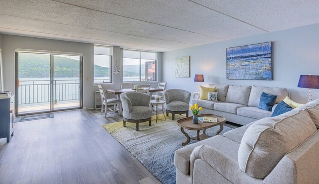 Breathtaking Lakefront Condo w/ Lake Views
