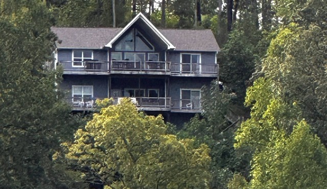Breathtaking Lakefront Views of Norris Lake & Iconic Jumping Bridge
