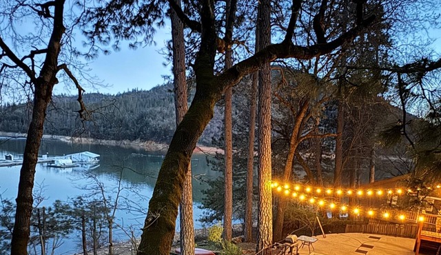 Breathtaking Lakefront Havin, Remodeled, Hot Tub - Shasta Lakeshore Retreat #10