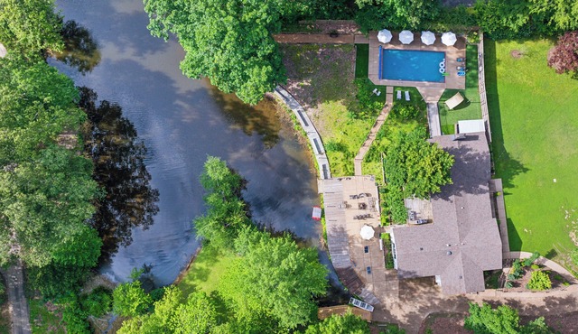 》Breathtaking Lakefront Luxury game room+ waterfront Fire Pit 4BR sleeps 10《