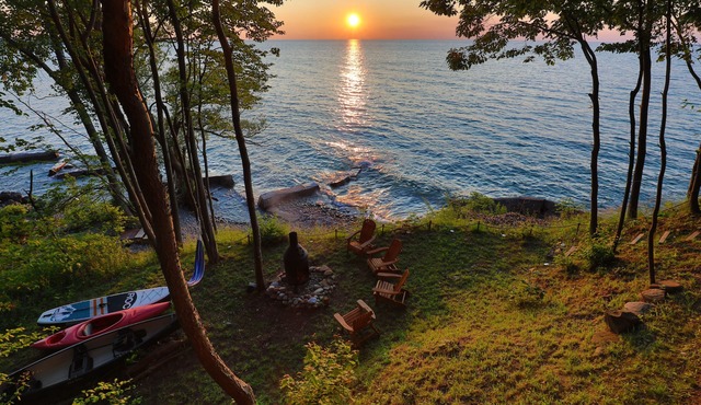 Breathtaking Lakefront Cabin On Lake Ontario with Beach!