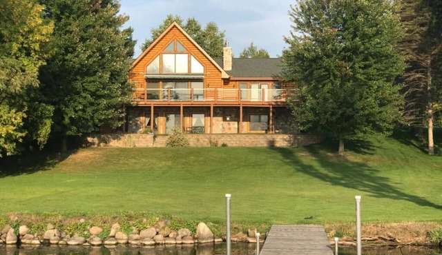 Breathtaking Lakeside Log Cabin with Spacious Patio/Deck feat. Gorgeous Views