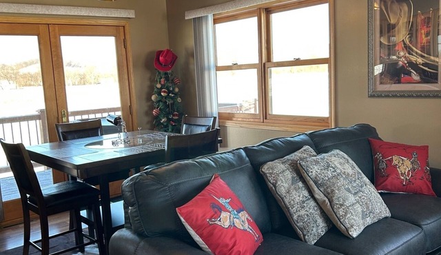 Breathtaking log cabin with stunning views. WILDROSE welcomes you! Hot tub ROCKS