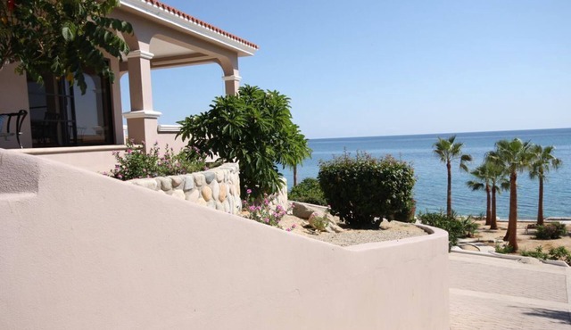 Breathtaking! Luxury 1 Bed/2 Bath Beach Home, Panoramic Deck View, Beach Front