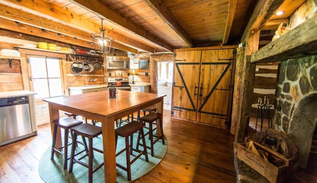 Breathtaking Luxury Log Cabin on TN Horse Farm