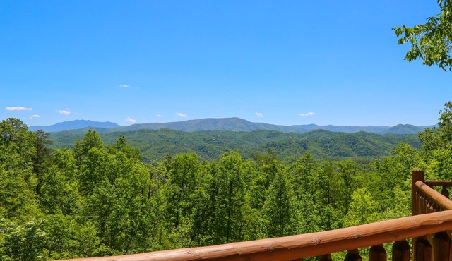 Breathtaking Mountain Views, Relaxation & Luxury Owner Managed Cabin