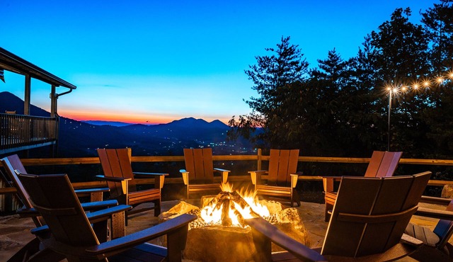 Breathtaking Mountain Views, Propane Fire Pit, Minutes to Nat’l Park.