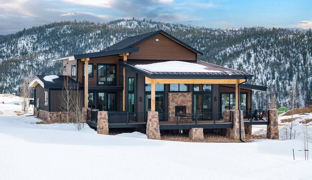 Breathtaking Mountain Manor, Huge Deck w/Hot Tub, Everything High End and New, 1 Mile to Ski Slopes