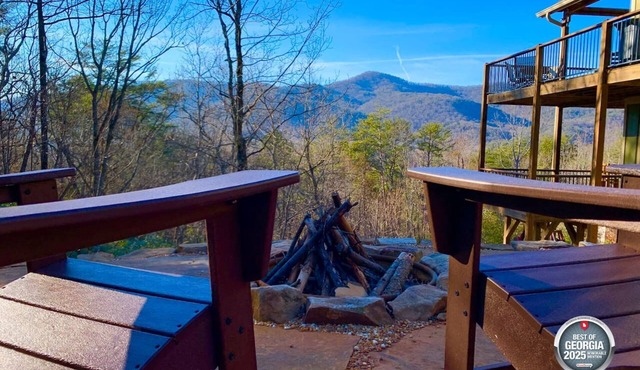 Breathtaking Mountain Views, Hot Tub, Pool Table, Arcade, & Pet Friendly