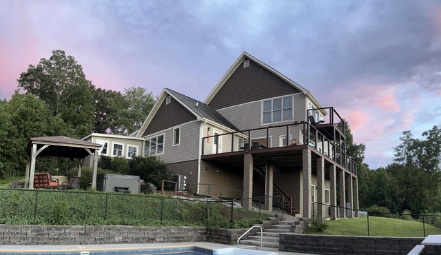 Breathtaking Mountain/Water Views/Private Pool/Hottub/4.4 miles to Casino