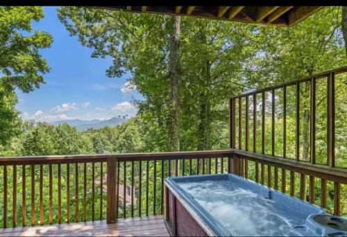 Breathtaking Mtn Views, Hot Tub, Sauna, Pool, close to Downtown!