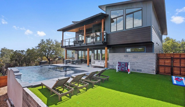 Breathtaking oasis with pool, hot tub, 2 master suites, near lake, park & golf!