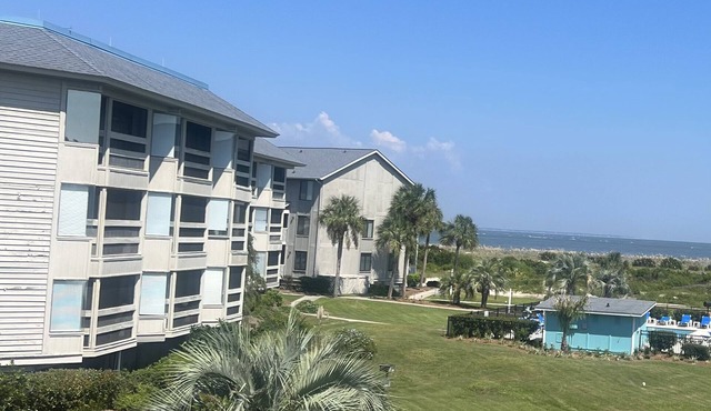 Breathtaking Ocean Sunrise Views. Relax at 3 pools with a BBQ. No Crowds!